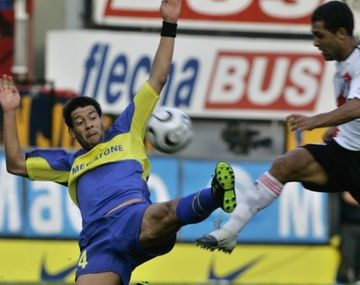 ¿Es Román o Krupoviesa? Riquelme pegó una tremenda patada voladora
