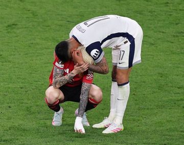 El gesto de Cuti con Garnacho tras ganarle la Europa League