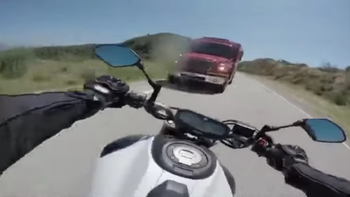 una moto choco de frente contra un camion una moto choco de frente contra un camion
