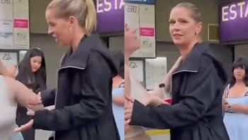 La cuestionable actitud de Carina Zampini con una fan. La cuestionable actitud de Carina Zampini con una fan.