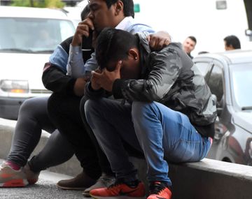 Familiares y amigos en situación de gran dolor, cuando reciben la trágica noticia de la muerte de Emanuel Balbo.