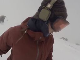 video: hacia snowboard y escuchaba musica y no se dio cuenta que un oso la perseguia video: hacia snowboard y escuchaba musica y no se dio cuenta que un oso la perseguia