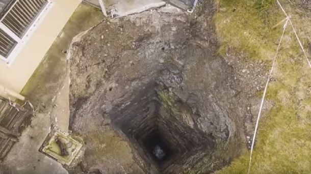 Un misterioso agujero de 90 metros casi se traga una casa