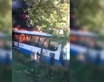 Al menos 15 colectivos se incendiaron en una terminal de Monte Grande