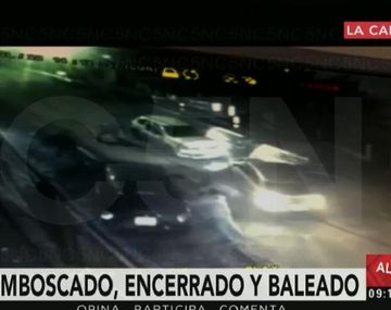 Lo encierran con dos autos para robarle