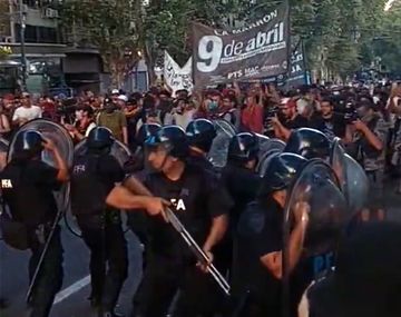 El Gobierno celebró la represión a manifestantes y elogió la titánica tarea de las fuerzas de seguridad