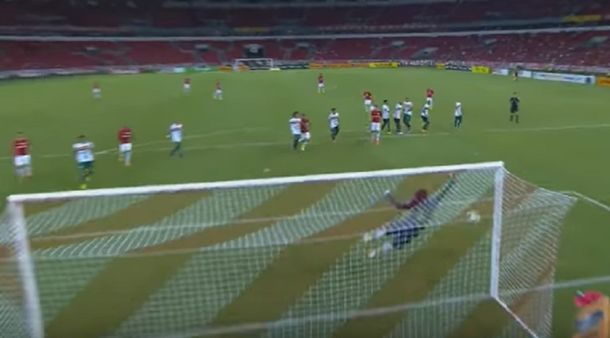 La pelota ya se coló en el ángulo de Jean