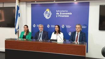 La ministra Azucena Arbeleche y su equipo económico destacaron la mejora de la calificación crediticia uruguaya. La ministra Azucena Arbeleche y su equipo económico destacaron la mejora de la calificación crediticia uruguaya.