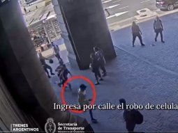 VIDEO Robó un celular, pasajeros casi lo linchan y lo salvó la policía