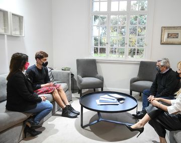 Alberto Fernández recibió al no binario atacado en La Plata