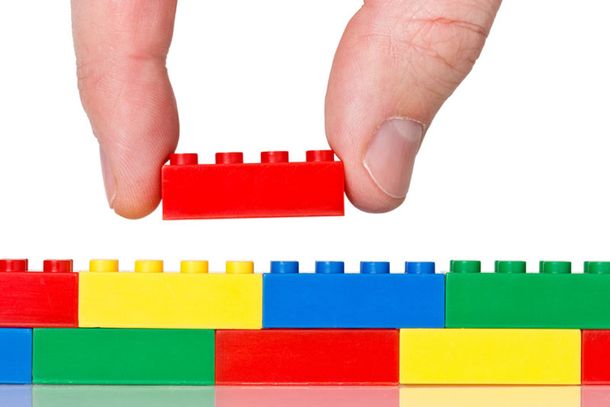 Le amputaron la pierna y construyó su propia prótesis con piezas de Lego