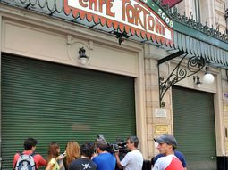 hubo destrozos en el cafe tortoni y otros bares portenos hubo destrozos en el cafe tortoni y otros bares portenos
