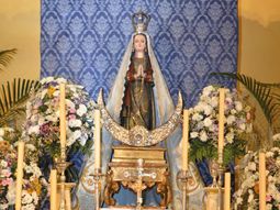 La aparición de Nuestra Señora de las Nieves está íntimamente ligada con la Basílica de Santa María la Mayor en Roma. La aparición de Nuestra Señora de las Nieves está íntimamente ligada con la Basílica de Santa María la Mayor en Roma.