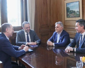 El jefe de Gabinete, Manuel Adorni, y el designado ministro del Interior, Diego Santilli, se reunieron en Casa Rosada con el gobernador Martín Llaryora (Córdoba).