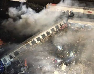 Choque de trenes en Grecia: ascienden a 38 los muertos y detienen al jefe de la estación