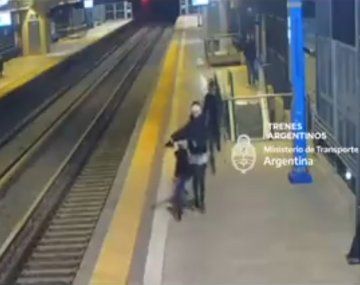 Un hombre en muletas manoseó a una pasajera que esperaba el tren en Belgrano