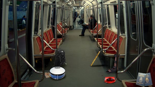 Desde botas ortopédicas a títulos de propiedad: cuáles son los objetos más insólitos olvidados en el subte