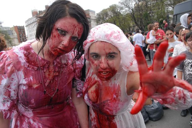 Cientos de zombies porteños recorrieron la Ciudad