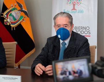 Renunció el ministro de Salud de Ecuador en medio de un escándalo por la vacunación