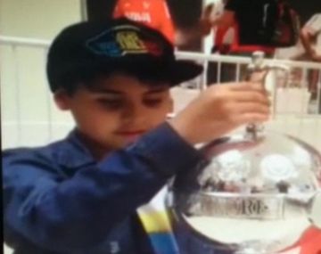 Conmovedora reacción de un niño ciego cuando palpó la Libertadores de River