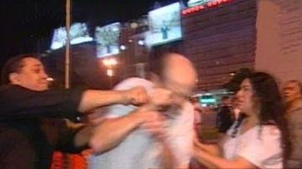 Delia golpe al manifestante