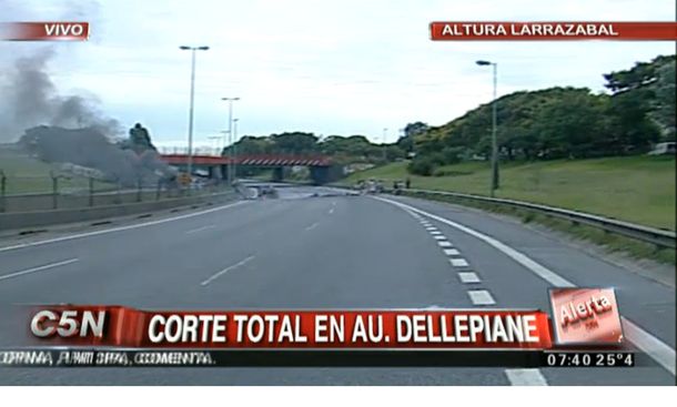 Vecinos cortan la autopista Dellepiane por falta de luz