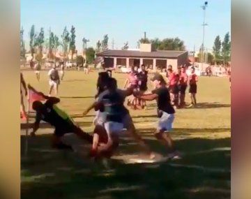 Brutal trompada de un rugbier a un árbitro en Rosario