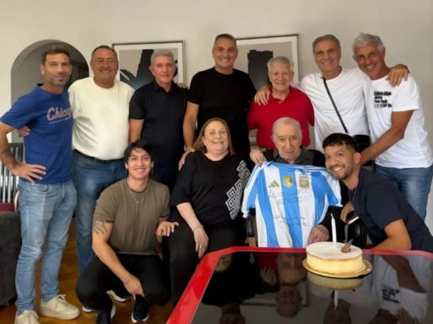 La conmovedora sorpresa de los campeones del 86 a Carlos Bilardo en su cumpleaños 87