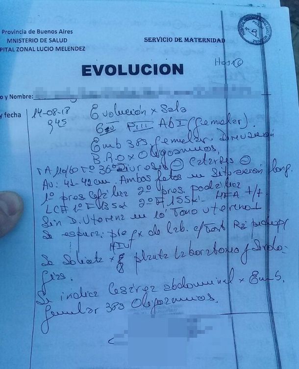 Estaba embarazada de gemelas y en el parto le entregaron una sola beba