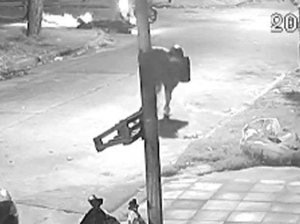 Video: dos motochorros le dispararon a un repartidor para robarle la moto en Villa Ballester