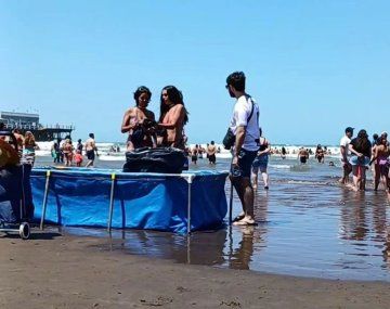 Mar del Plata: una pileta de lona en la orilla del mar sorprendió a turistas