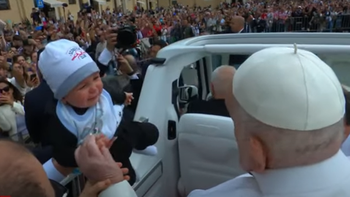 El papa Francisco participó de la Misa de Pascuas y recorrió la plaza de San Pedro en papamóvil durante varios minutos