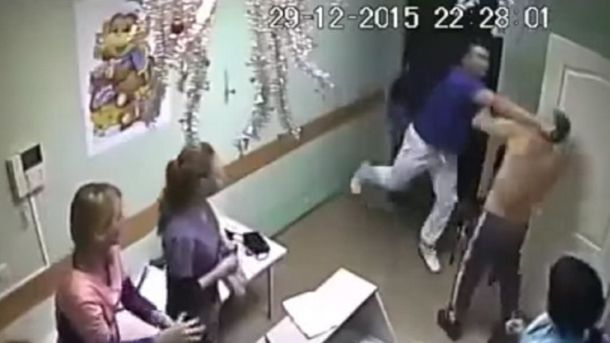 VIDEO: Un paciente tocó a una enfermera y un médico lo mató en pleno hospital