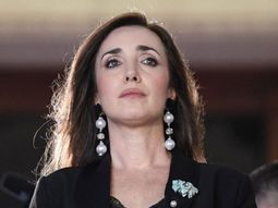 Victoria Villarruel se diferenció de Javier Milei y envió dos coronas al velorio de Indio Solari Victoria Villarruel se diferenció de Javier Milei y envió dos coronas al velorio de Indio Solari