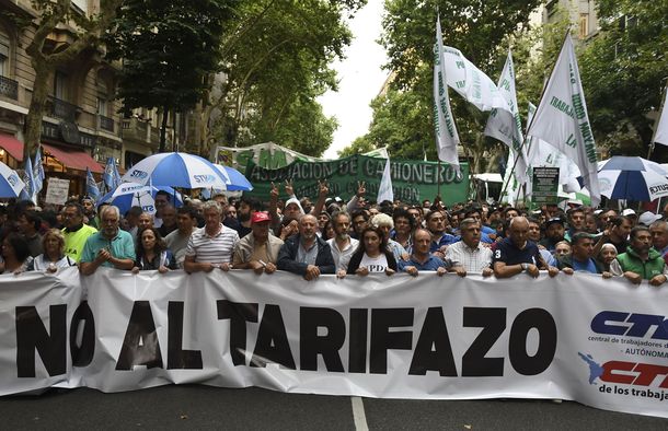 Multitudinaria marcha de antorchas: Debemos aunar esfuerzos para dar marcha atrás con estos aumentos