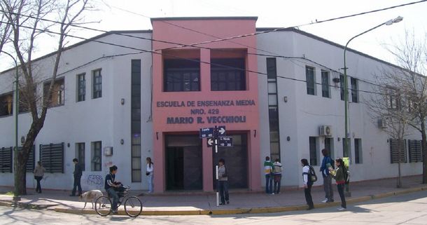 Una alumna insultó a una profesora porque la retó por usar el celular en clase