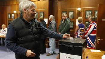 largas filas para votar en la primera jornada del referendum largas filas para votar en la primera jornada del referendum