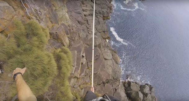 Ryan Paul Robinson haciendo equilibrio sobre la Torre Moai