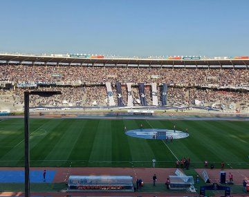 Insólito: vendía fernet escondido en bombuchas en la platea del Kempes