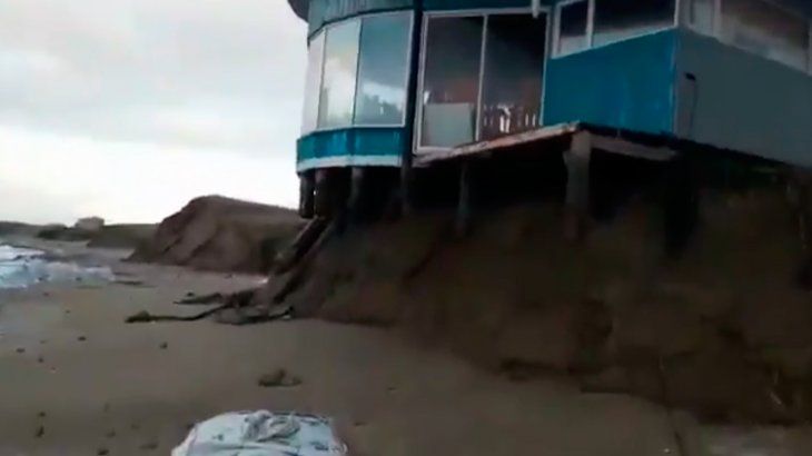 VIDEO: Por el temporal una casa quedó en el aire en Mar de Cobo