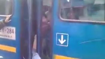 Un delincuente quedó atrapado por las puertas del colectivo Un delincuente quedó atrapado por las puertas del colectivo