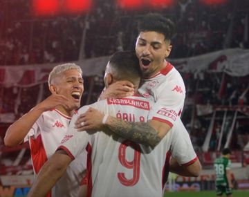 Huracán venció a Sarmiento y se convirtió en el único escolta de Vélez