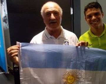 Scolari y Thiago Silva posaron con una bandera argentina antes del partido