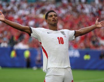 Bellingham celebra la victoria de Inglaterra.
