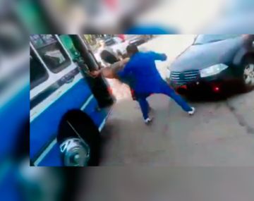 Brutal pelea entre un automovilista y dos colectiveros en Villa Ballester