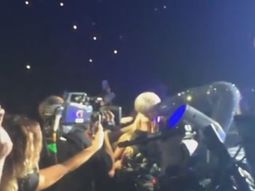 Volvió a hacer de las suyas: Miley Cyrus besó a una fanática en su show