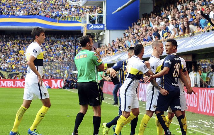 El colombiano provocó a la gente y vio la roja