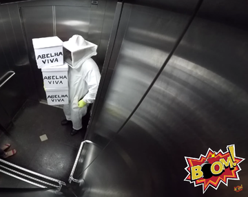 Una broma pesada que causa terror: le tira abejas en un ascensor