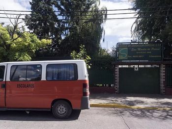 Esta es la escuela que tiene que cerrar cada vez que Almirante Brown juega de local