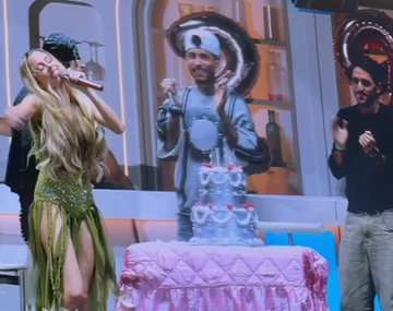 Inolvidable cumpleaños de Tini Stoessel durante su show: De Paul apareció con una torta gigante